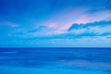 Fototapeta na wymiar cielo azul y rosa sobre el mar