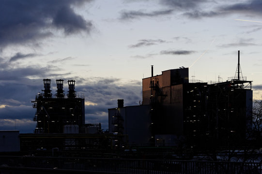 Chemische Industrie an einem d&auml;mmerigen Wintertag