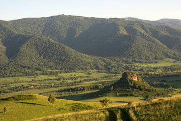 Fototapeta premium Droga gruntowa prowadzi w góry. Hat Mountain.