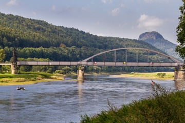 Blick auf die Elbe mit Eisenbahnbrücke bei Bad Schandau