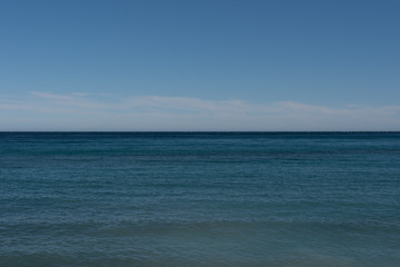 Obraz premium Ocean with sharp blue sky and seagulls