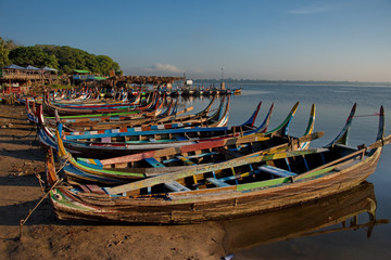 Fototapeta na wymiar Mandalay. Myanmar. 11/21/2016. Lake Taungthaman. Every morning, dozens of colorful boats float on the lake with the tourists to meet and photograph the amazing sunsets.