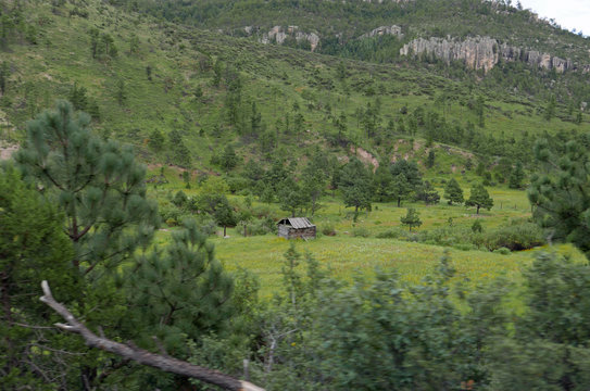 Einsame Holzhütte in bergiger Landschaft in Nordmexiko