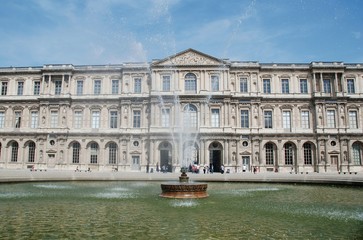 Fototapeta na wymiar Louvre de París, Francia