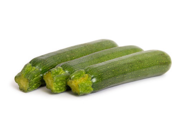 frische Zucchini freigestellt auf weißem Hintergrund