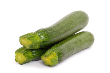 grüne Zucchini freigestellt auf weißem Hintergrund