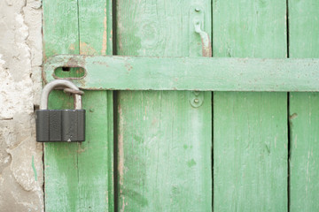 Naklejka premium Lock Hasp Green Wooden Door Background Template Security Business concept. Secure.