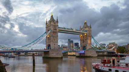 Obraz premium Londyński pejzaż miejski z iluminującym Basztowym mostem nad Rzecznym Thames