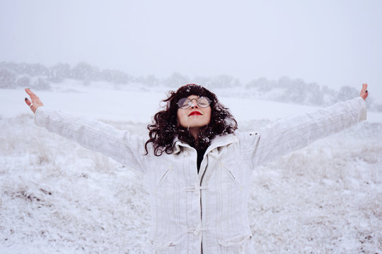 Chica joven con gafas disfrutando de la nieve