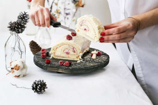 the Christmas log cake with berries and white chocolate