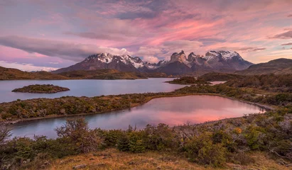 Vlies Fototapete Cuernos del Paine Der Nationalpark Torres del Paine. Blick auf den Sonnenuntergang: Berge in rosa Wolken mit Reflexion am See. Patagonien, Chile.