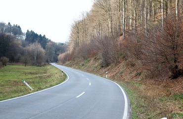 Straße durch die Landschaft