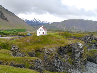 Fototapeta na wymiar Haus an der isländischen Küste
