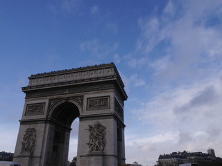 Fototapeta na wymiar Arc de Triomphe blauer himmel