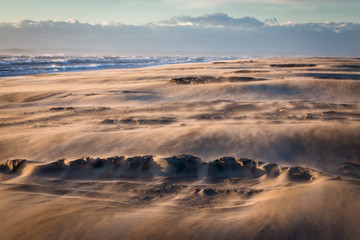 vent et sable sur une plage sauvage de méditérranée