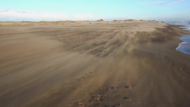 temp&ecirc;te de sable sur une immense plage de la m&eacute;diterran&eacute;e au ralenti