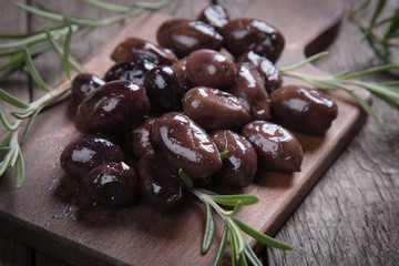 Cured greek olives