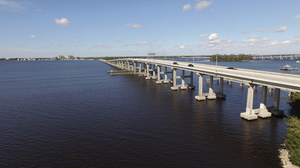 Obraz premium Midpoint Memorial Bridge