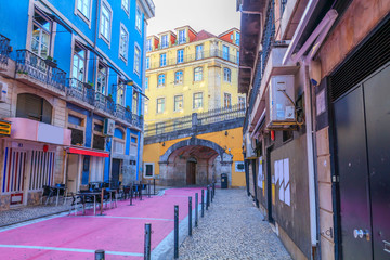 A rua cor-de-rosa pedestre Rua nova de Carvalho em Lisboa © moedas1