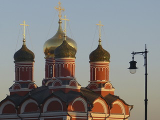 Orthodoxe Kirche im Abendlicht in Moskau