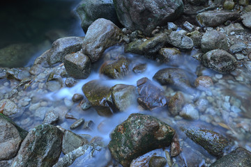 The soft and moist stream of streams and rocks of various sizes,