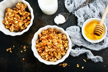 yogurt with granola
