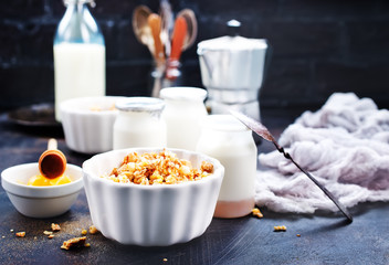yogurt with granola