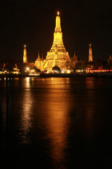 Fototapeta premium Wat Arun historical park and Chawpraya river, Bangkok Thailand