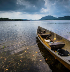 Obraz premium Boat Moored On Lake Against Sky During Sunset