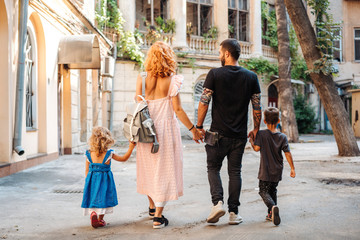 Obraz premium beautiful parents and their cute little kids
