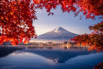 Fotobehang Fuji Kleurrijk herfstseizoen en berg Fuji met ochtendmist en rode bladeren aan het Kawaguchiko-meer is een van de beste plekken in Japan