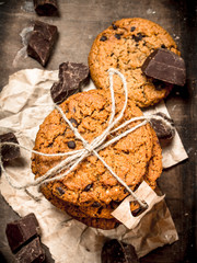 Oatmeal cookies with chocolate.