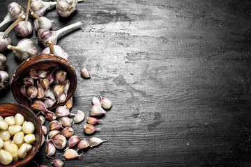 Pieces of fresh garlic in a wooden bowl.