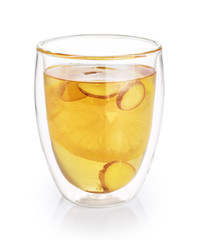 Thé chaud au citron et gingembre dans un verre à double parois isolé sur fond blanc.
