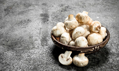 Fresh mushrooms in bowl.