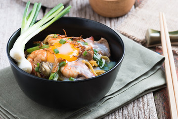 Stir fried yellow noodle 