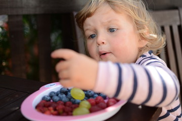 Fototapeta na wymiar Girl eating fruits