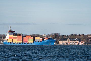 Containerschiff passiert den Kanal