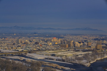 Obraz premium 奥羽山脈と北上市街地
