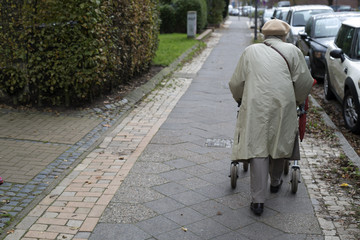 Seniorin mit Rollator