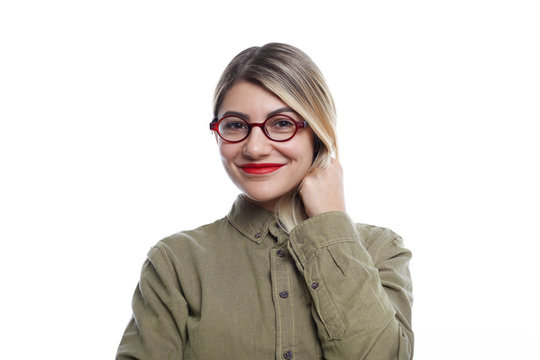 Picture of charming young woman in stylish eyewear looking at camera with cute smile, having happy joyful expression on her pretty face. Attractive female advertising optics, wearing round glasses