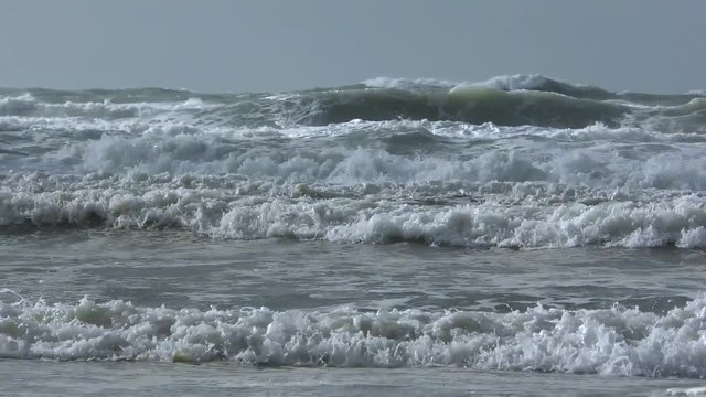 Vagues et rouleaux dans une mer agit&eacute;e sur la plage de Quend-Plage