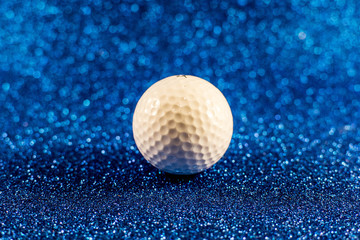 Pelota de golf en fondo azul