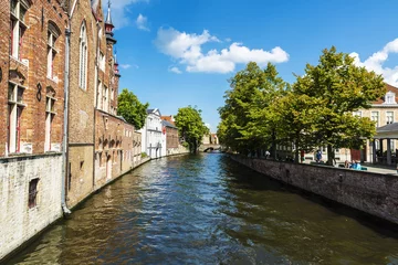 Foto op Plexiglas Kanaal Oude huizen langs een kanaal in Brugge, België