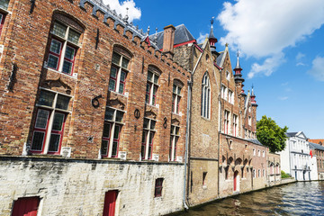 Fototapeta na wymiar Old houses along of a canal in Bruges, Belgium