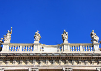 Fototapeta na wymiar Statuen in Turin