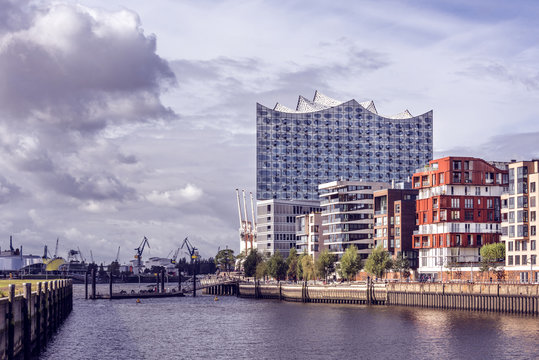 Germany, Hamburg, HafenCity, Speicherstadt: Panoramic view with the Elbe Philharmonic Hall or Elbphilharmonie, a concert hall in the central HafenCity quarter. 