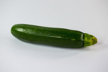 Zucchine auf weißem Hintergrund
