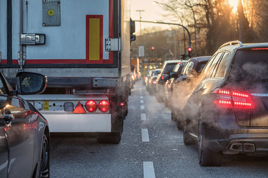 Berufsverkehr mit Lkw