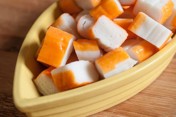 surimi sur planche à découper en bambou